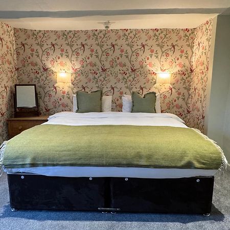 Neeld Arms Hotel Grittleton Bagian luar foto