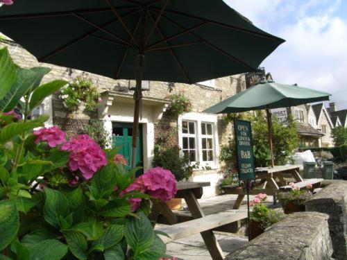 Neeld Arms Hotel Grittleton Bagian luar foto