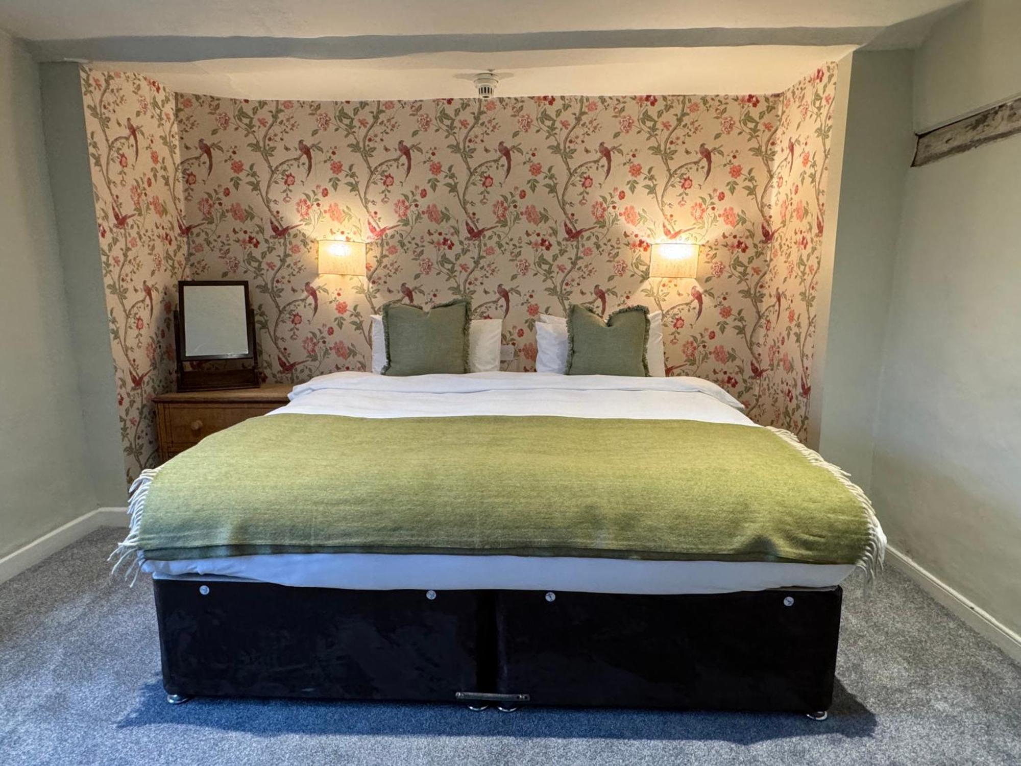 Neeld Arms Hotel Grittleton Bagian luar foto