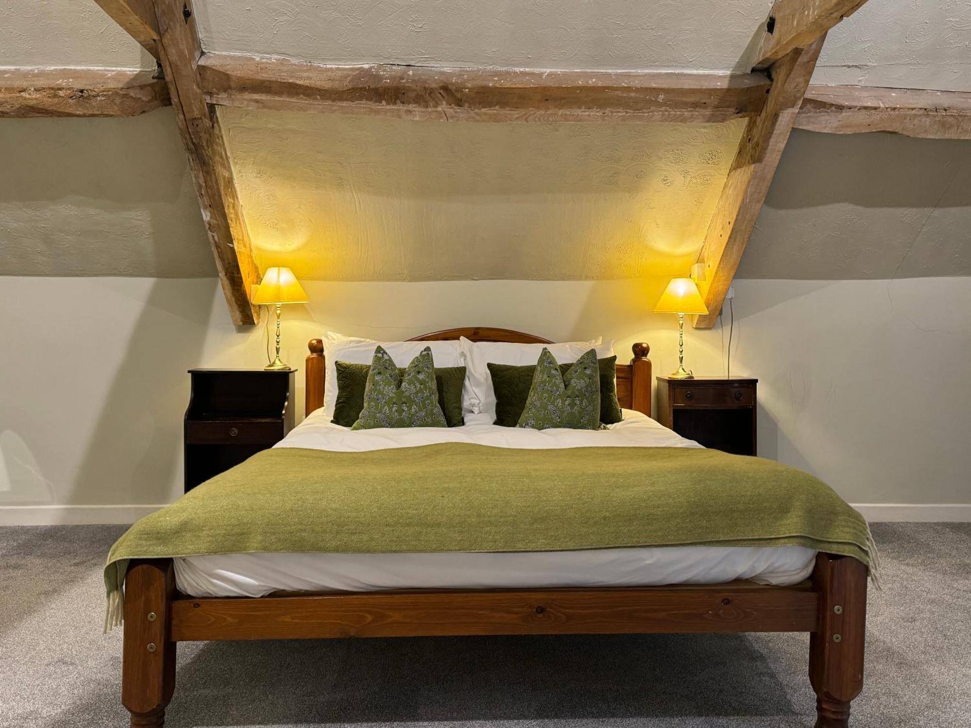 Neeld Arms Hotel Grittleton Bagian luar foto