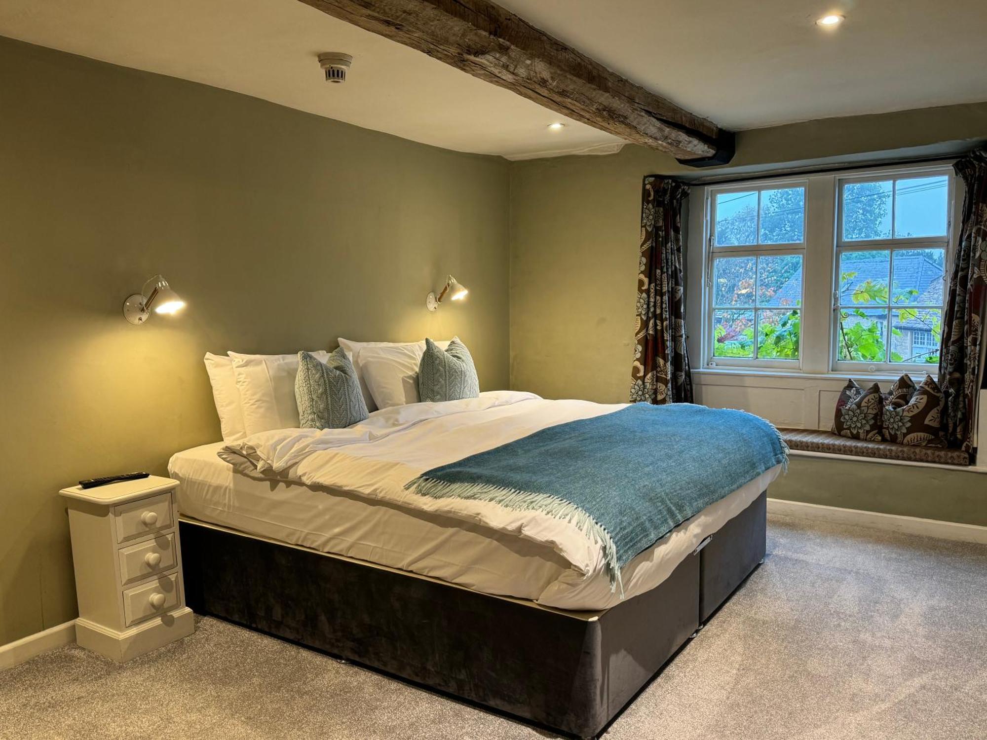 Neeld Arms Hotel Grittleton Bagian luar foto