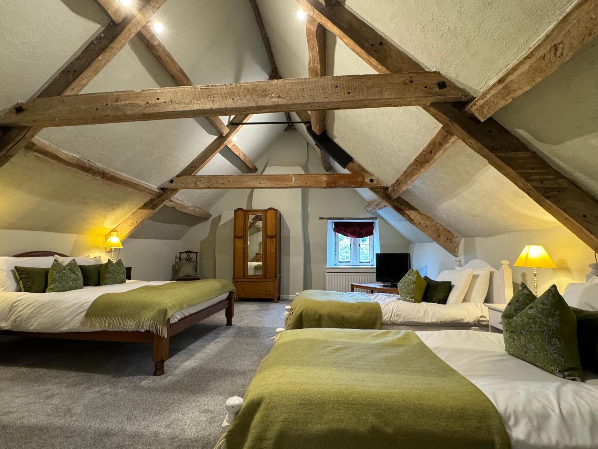 Neeld Arms Hotel Grittleton Bagian luar foto
