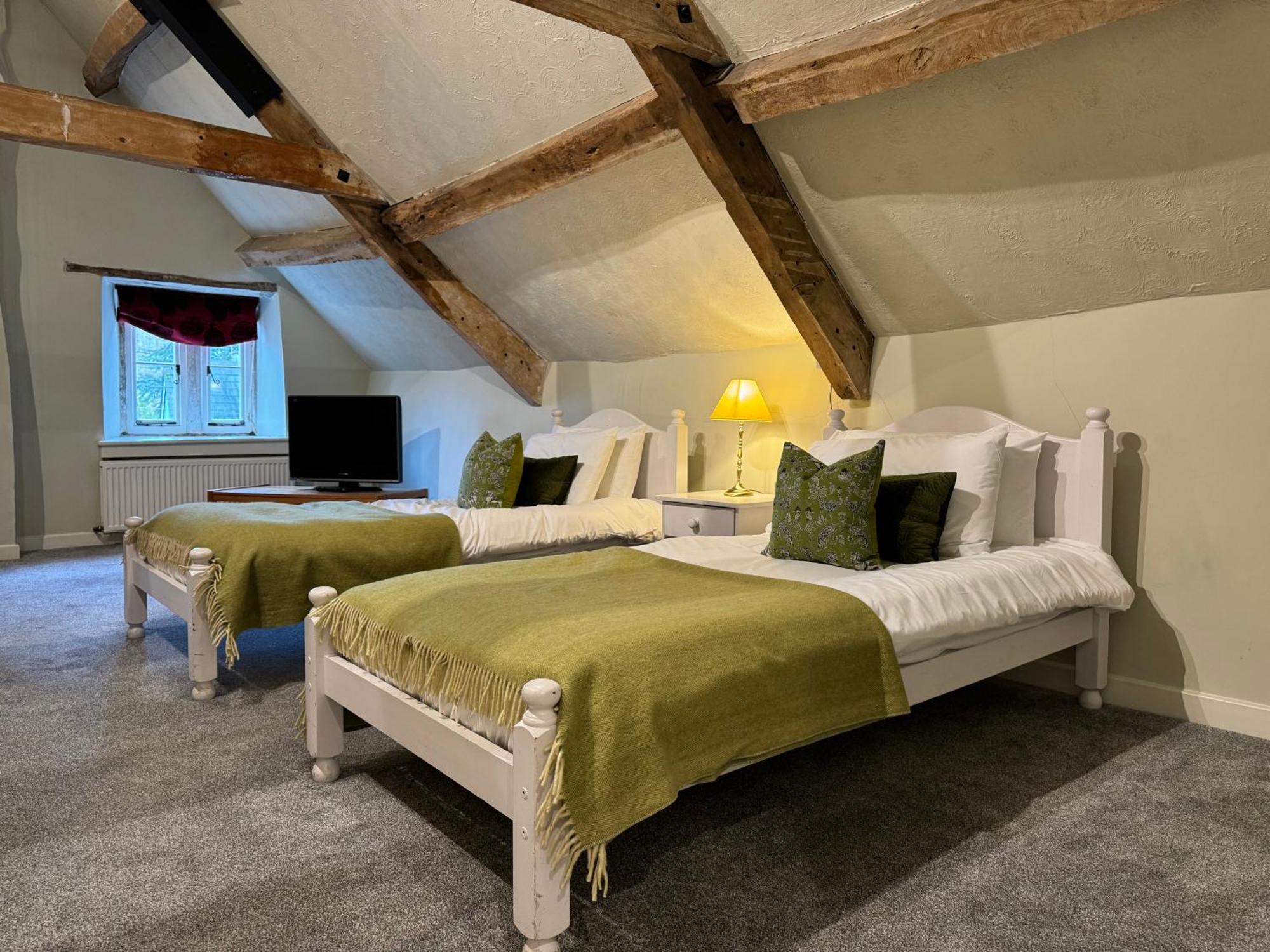 Neeld Arms Hotel Grittleton Bagian luar foto