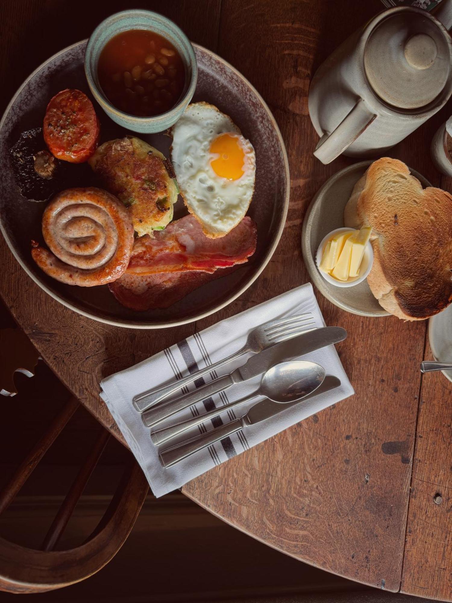 Neeld Arms Hotel Grittleton Bagian luar foto