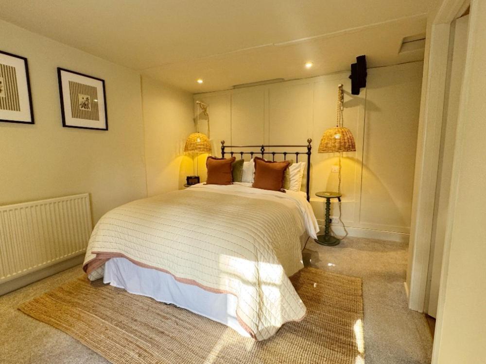 Neeld Arms Hotel Grittleton Bagian luar foto